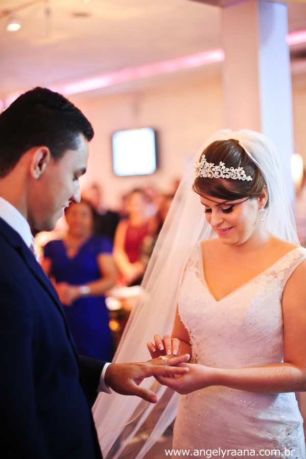 troca de aliança na cerimônia de casamento realizado no espaço de festa 1001 em São Gonçalo