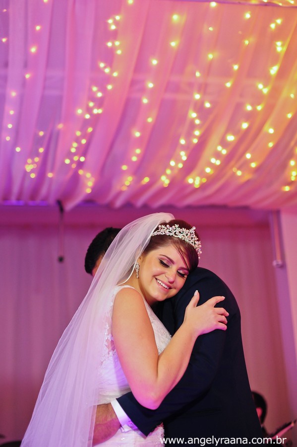 Sessão fotográfica dos noivos de casamento realizado no espaço de festa 1001 em São Gonçalo