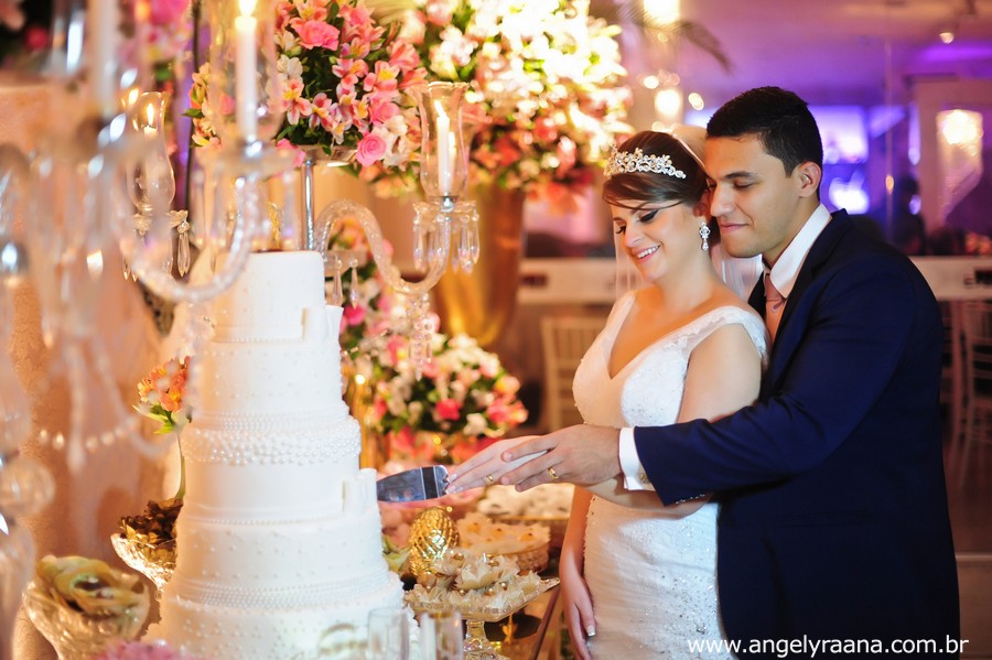 Sessão fotográfica dos noivos de casamento realizado no espaço de festa 1001 em São Gonçalo