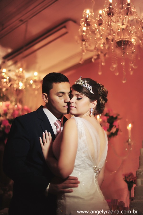 Sessão fotográfica dos noivos de casamento realizado no espaço de festa 1001 em São Gonçalo
