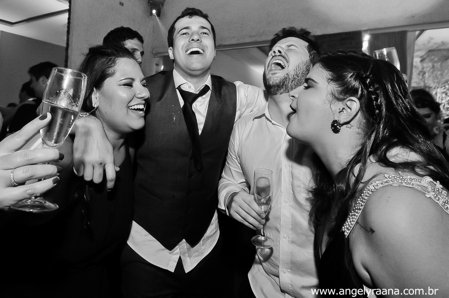Amigos dançando na pista de dança do IF