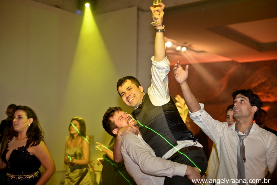 Amigos dançando na pista de dança do IF