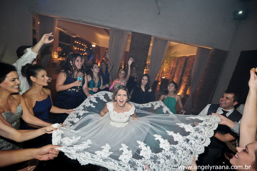 Amigos abrindo a cauda do vestido na pista de dança do IF