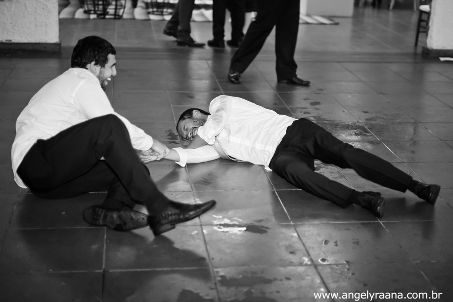 Amigos dançando na pista de dança do IF