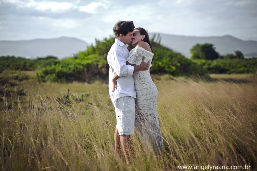 Ensaio pre wedding com cachorros realizado em Maricá