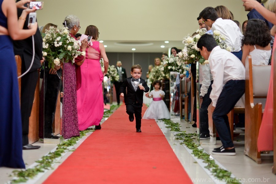 Cerimônia de casamento na igreja do Salão Ares, na ilha das flores em São Gonçalo