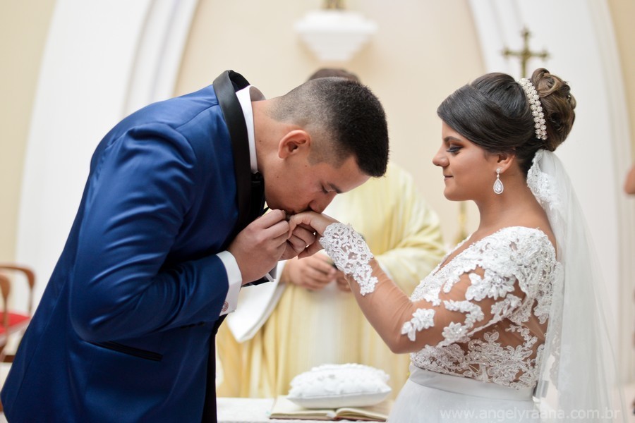 Momento das alianças na cerimônia de casamento na igreja do Salão Ares, na ilha das flores em São Gonçalo