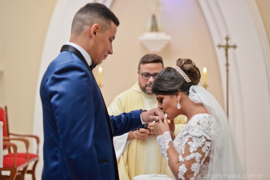 Momento das alianças na cerimônia de casamento na igreja do Salão Ares, na ilha das flores em São Gonçalo