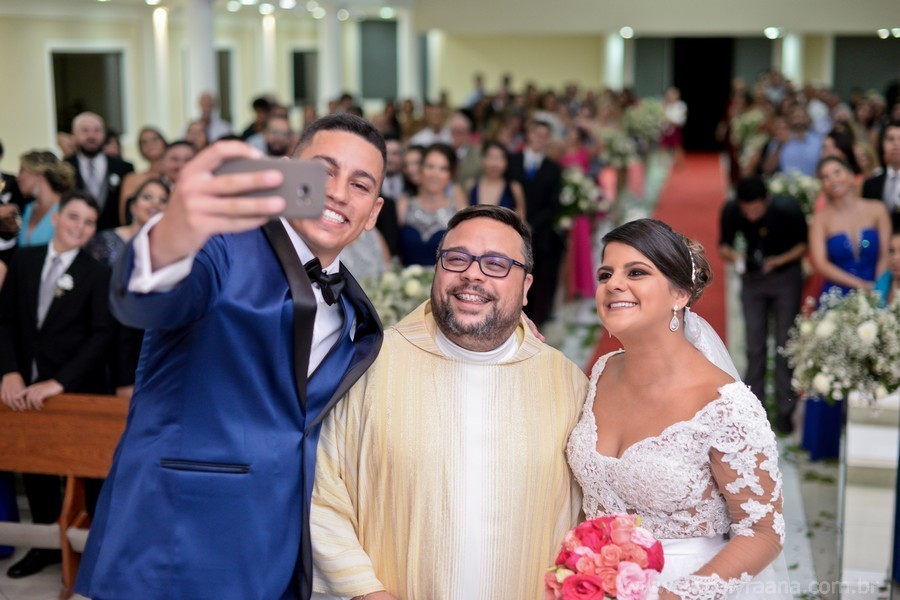 Selfie na cerimônia de casamento na igreja do Salão Ares, na ilha das flores em São Gonçalo