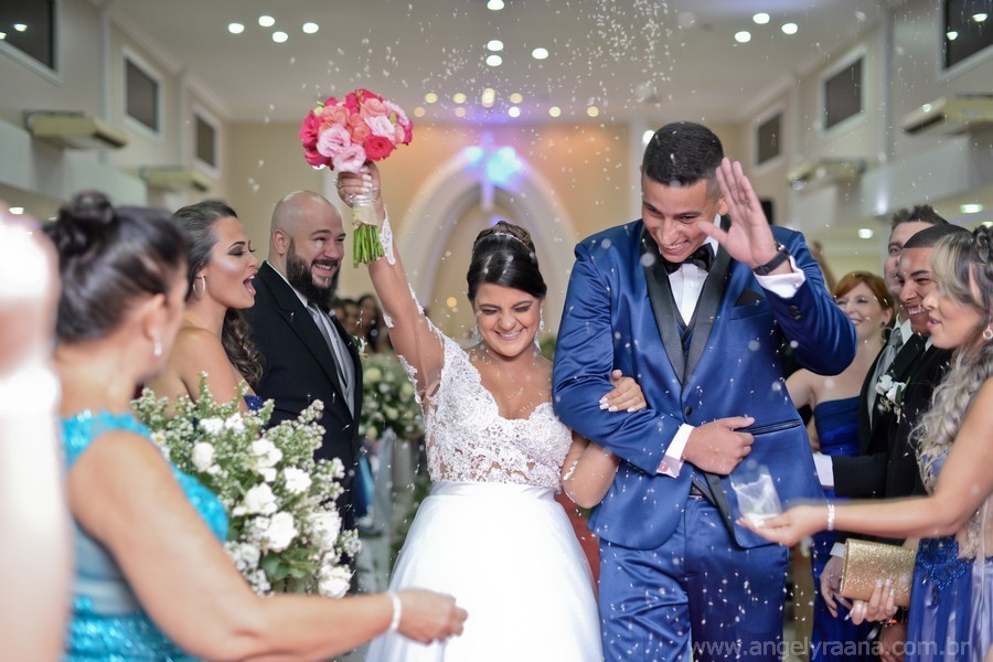 Chuva de arroz na cerimônia de casamento na igreja do Salão Ares, na ilha das flores em São Gonçalo