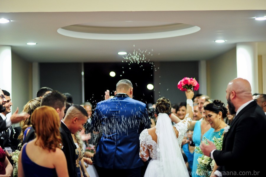 Chuva de arroz na cerimônia de casamento na igreja do Salão Ares, na ilha das flores em São Gonçalo