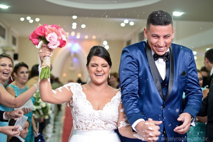 Chuva de arroz na cerimônia de casamento na igreja do Salão Ares, na ilha das flores em São Gonçalo