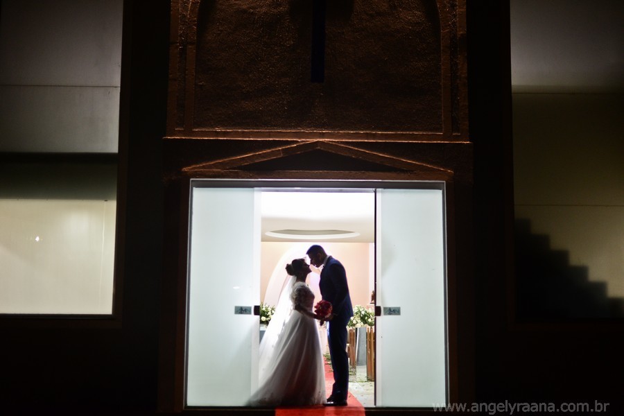 Cerimônia de casamento na igreja do Salão Ares, na ilha das flores em São Gonçalo
