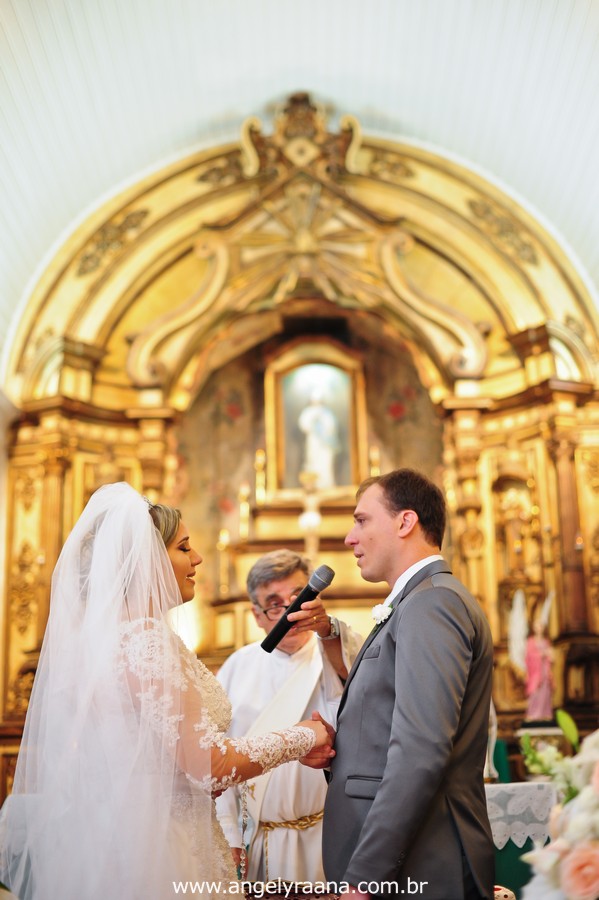 Cerimônia de casamento realizada na Capela Imperial Imaculada Conceição – Ilha do Governador, com estilo fotojornalismo no momento dos votos