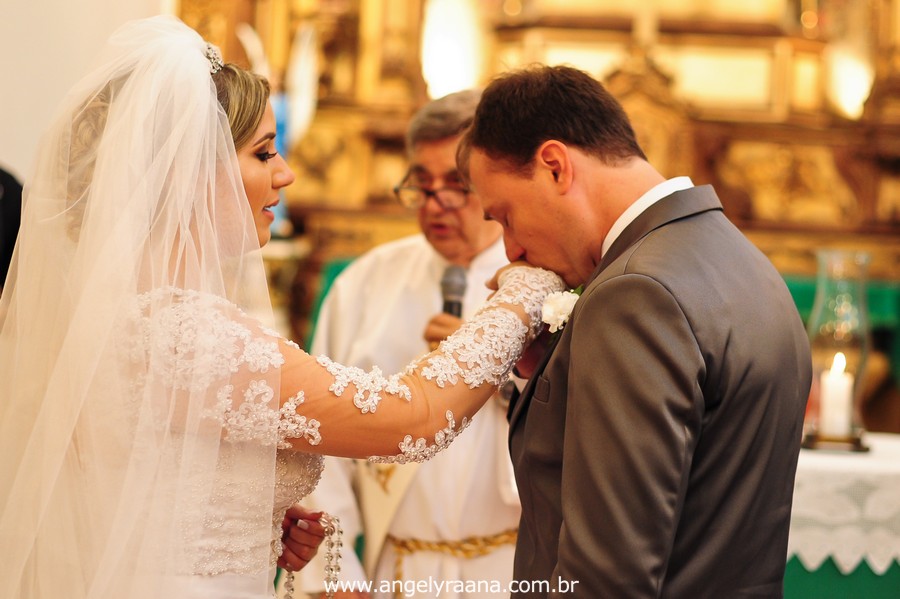 Cerimônia de casamento realizada na Capela Imperial Imaculada Conceição – Ilha do Governador, com estilo fotojornalismo no momento do depoimento