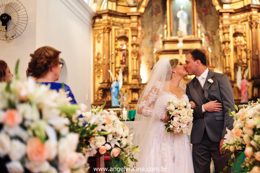 Cerimônia de casamento realizada na Capela Imperial Imaculada Conceição – Ilha do Governador, com estilo fotojornalismo no momento do beijo