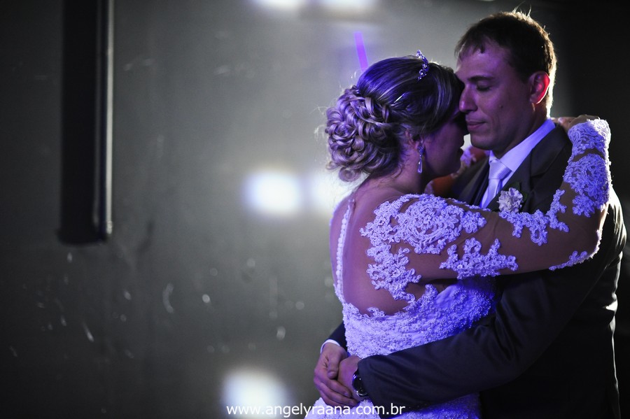 fotografias espontaneas de de noivos na pista de dança da casa de festas greenhouse buffet
