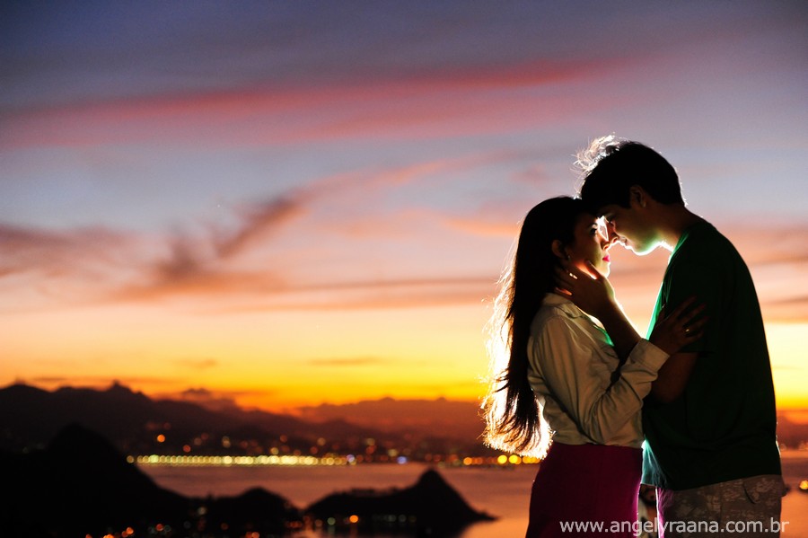 ensaio de noivos pre wedding estilo natural ao por do sol realizado na cidade de Niterói Rio de Janeiro