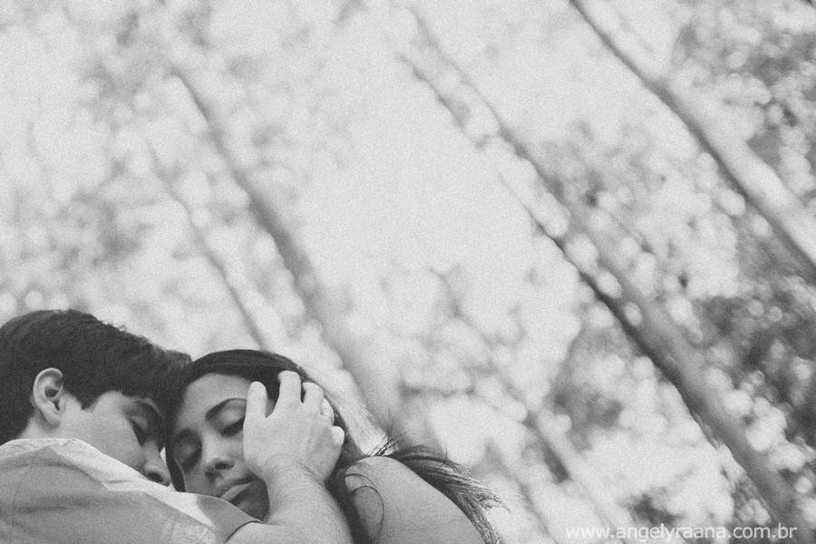 ensaio de noivos pre wedding estilo natural na floresta realizado na cidade de Niterói Rio de Janeiro