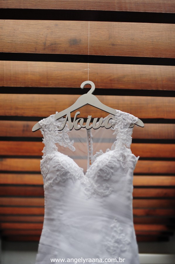 fotografia makking off do vestido de noiva do casamento de dia realizado no garden Vip São Gonçalo de dia