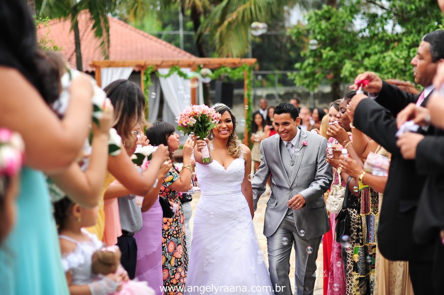 cerimônia de casamento saida dos noivos realizado de dia no jardim do garden Vip São Gonçalo
