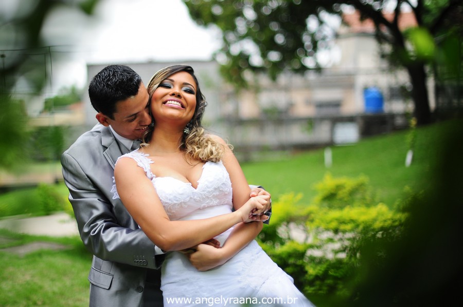 fotografia dos noivos realizado de dia no jardim do garden Vip São Gonçalo