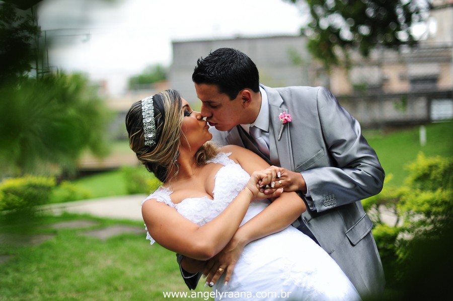 fotografia dos noivos realizado de dia no jardim do garden Vip São Gonçalo fotojornalismo de casamento