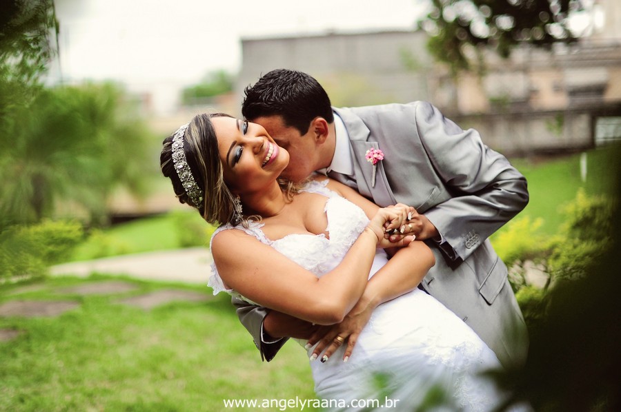 fotografia dos noivos realizado de dia no jardim do garden Vip São Gonçalo fotojornalismo de casamento
