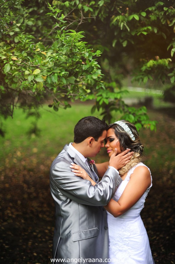 fotografia dos noivos realizado de dia no jardim do garden Vip São Gonçalo fotojornalismo de casamento