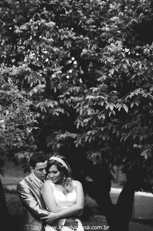 fotografia dos noivos realizado de dia no jardim do garden Vip São Gonçalo fotojornalismo de casamento