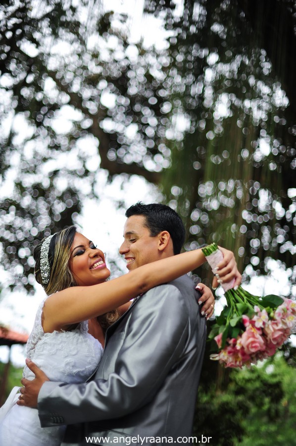 fotografia dos noivos realizado de dia no jardim do garden Vip São Gonçalo fotojornalismo de casamento