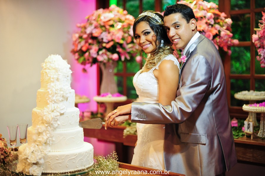 fotografia dos noivos no bolo realizado de dia no jardim do garden Vip São Gonçalo fotojornalismo de casamento