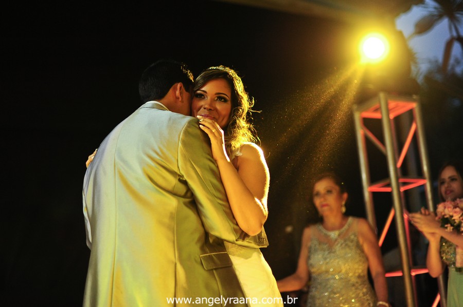 fotografia dos noivos na pista de dança realizado de dia no jardim do garden Vip São Gonçalo fotojornalismo de casamento