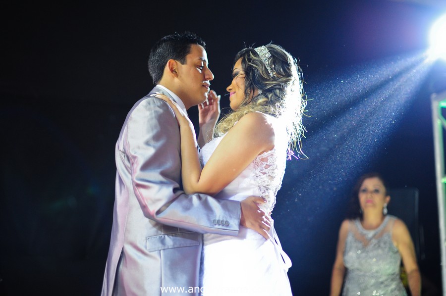 fotografia dos noivos na pista de dança realizado de dia no jardim do garden Vip São Gonçalo fotojornalismo de casamento