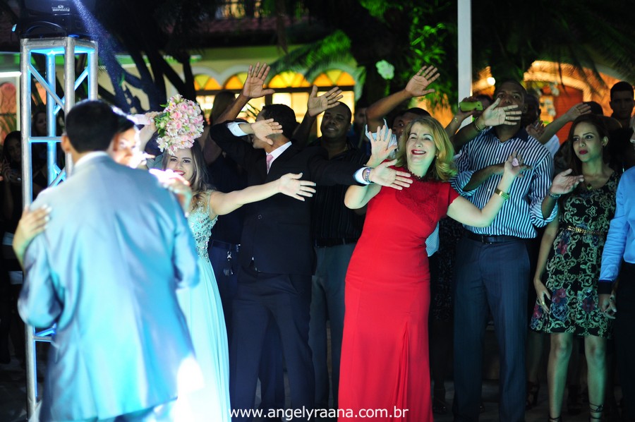 fotografia dos noivos na pista de dança realizado de dia no jardim do garden Vip São Gonçalo fotojornalismo de casamento