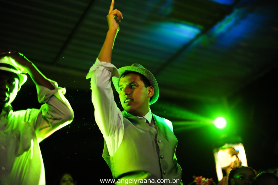 fotografia dos noivos na pista de dança realizado de dia no jardim do garden Vip São Gonçalo fotojornalismo de casamento