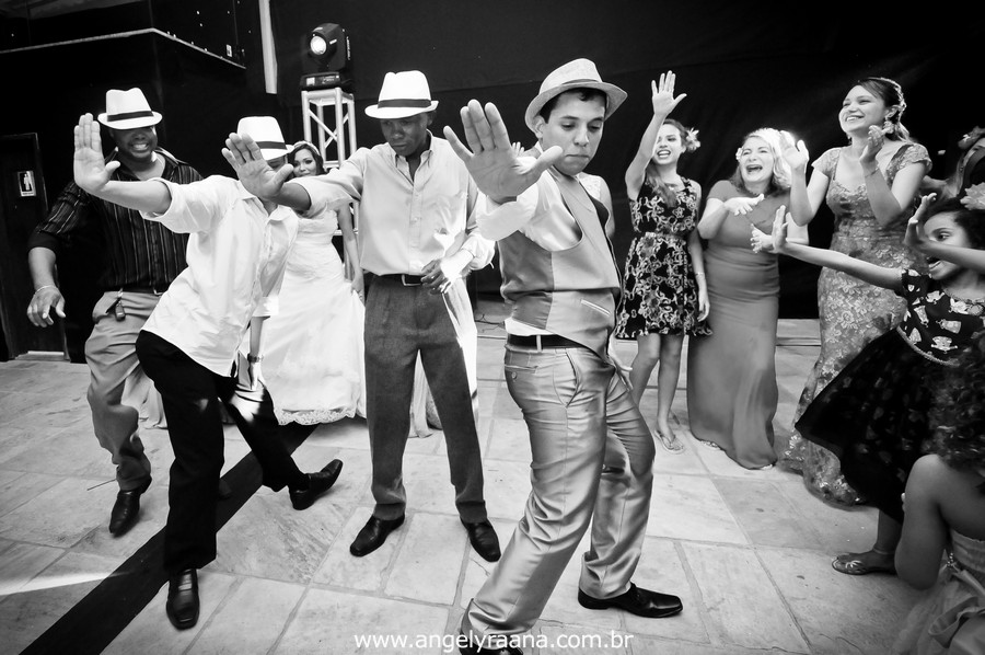 fotografia do noivo na pista de dança realizado de dia no jardim do garden Vip São Gonçalo fotojornalismo de casamento
