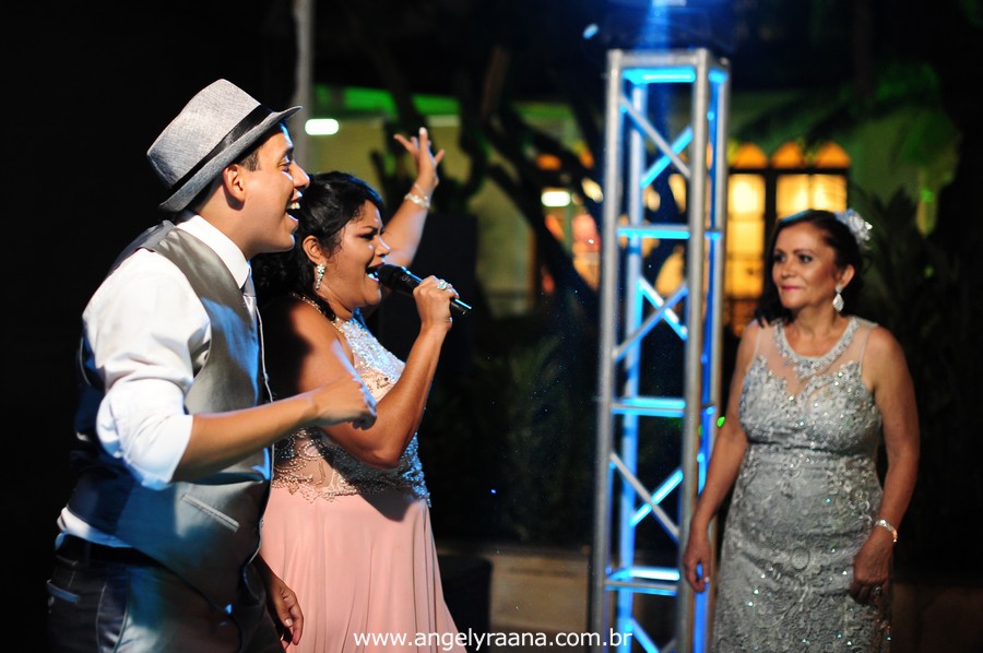 fotografia do noivo na pista de dança realizado de dia no jardim do garden Vip São Gonçalo fotojornalismo de casamento