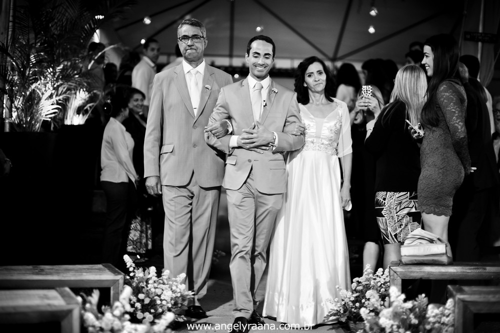 fotografias da cerimônia de casamento  da entrada do noivo celebrado na Guarderya Beach Club de estilo folk que fica em Niterói RJ da Raquel e Vinícius que foi celebrado no fim de tarde