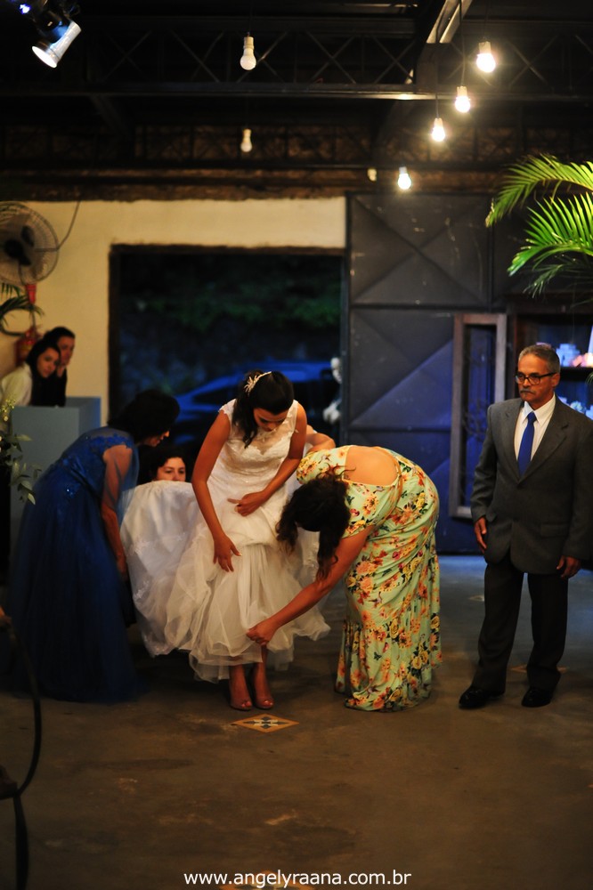 fotografias da cerimônia de casamento  da entrada do noivo celebrado na Guarderya Beach Club de estilo folk que fica em Niterói RJ da Raquel e Vinícius que foi celebrado no fim de tarde
