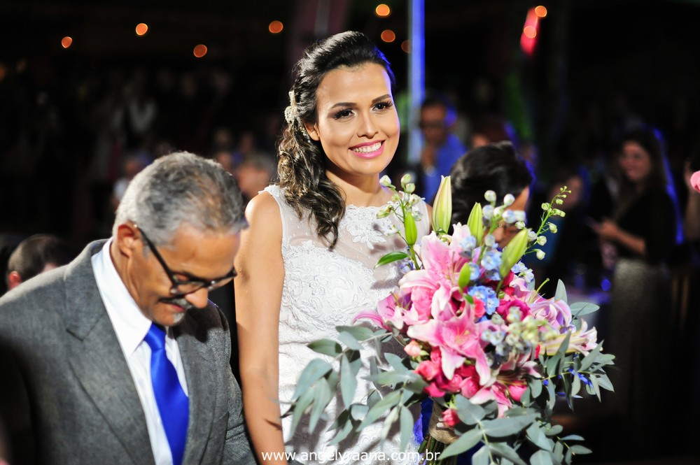 fotografias da cerimônia de casamento  da entrada do noivo celebrado na Guarderya Beach Club de estilo folk que fica em Niterói RJ da Raquel e Vinícius que foi celebrado no fim de tarde
