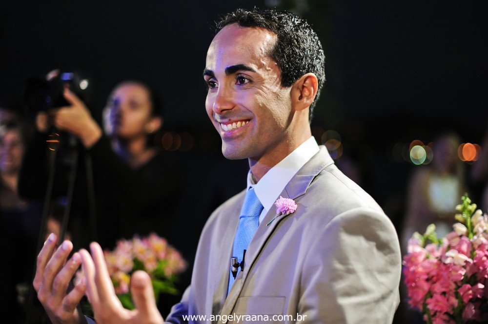 fotografias da cerimônia de casamento  da entrada do noivo celebrado na Guarderya Beach Club de estilo folk que fica em Niterói RJ da Raquel e Vinícius que foi celebrado no fim de tarde