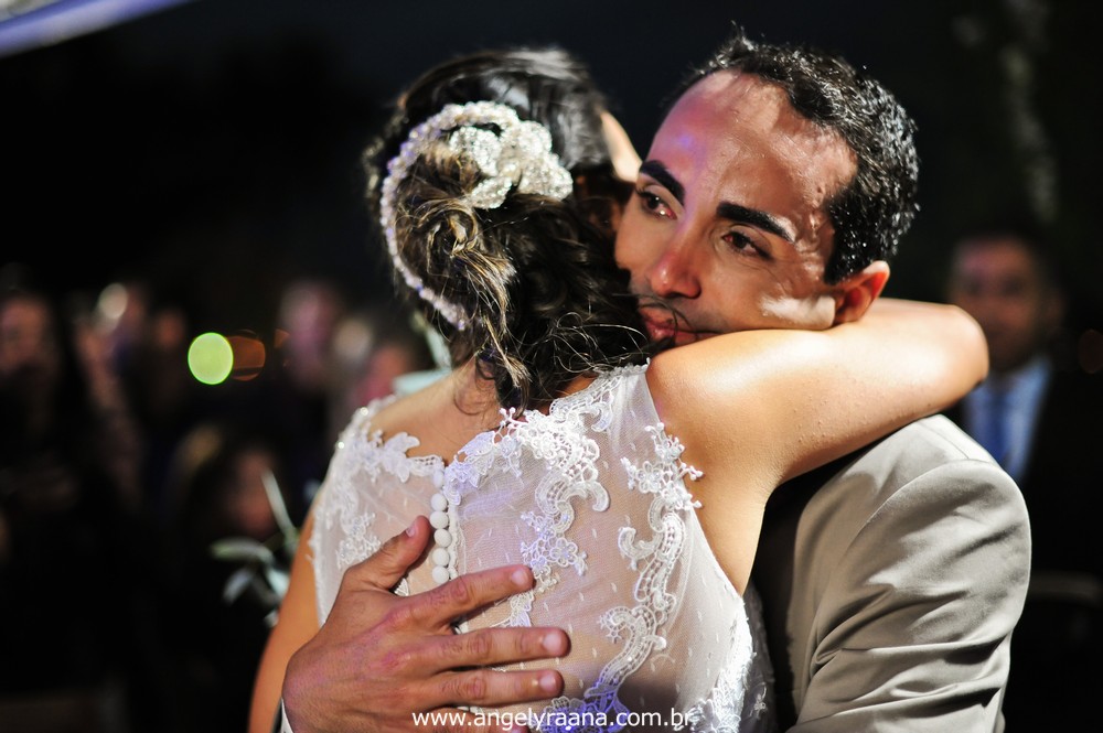 fotografias da cerimônia de casamento  da entrada do noivo celebrado na Guarderya Beach Club de estilo folk que fica em Niterói RJ da Raquel e Vinícius que foi celebrado no fim de tarde
