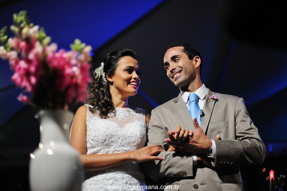 fotografias da cerimônia de casamento  da entrada do noivo celebrado na Guarderya Beach Club de estilo folk que fica em Niterói RJ da Raquel e Vinícius que foi celebrado no fim de tarde