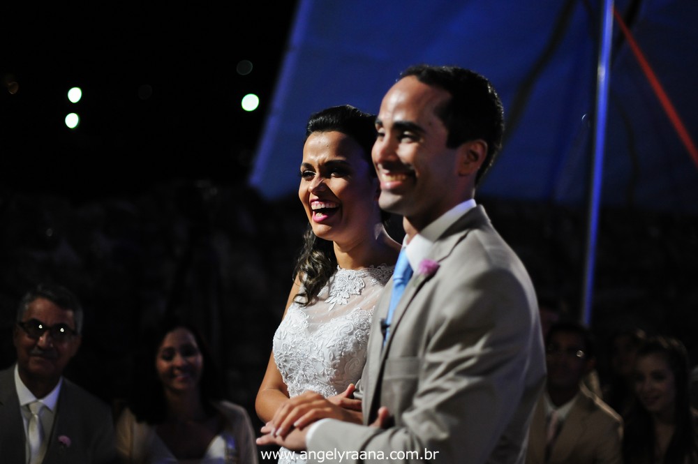 fotografias da cerimônia de casamento  da entrada do noivo celebrado na Guarderya Beach Club de estilo folk que fica em Niterói RJ da Raquel e Vinícius que foi celebrado no fim de tarde