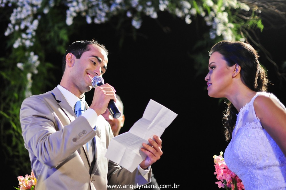 fotografias dos votos da cerimônia de casamento  da entrada do noivo celebrado na Guarderya Beach Club de estilo folk que fica em Niterói RJ da Raquel e Vinícius que foi celebrado no fim de tarde