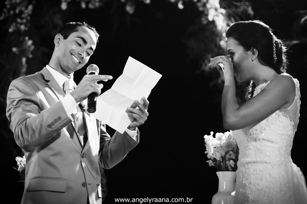 fotografias dos votos da cerimônia de casamento  da entrada do noivo celebrado na Guarderya Beach Club de estilo folk que fica em Niterói RJ da Raquel e Vinícius que foi celebrado no fim de tarde