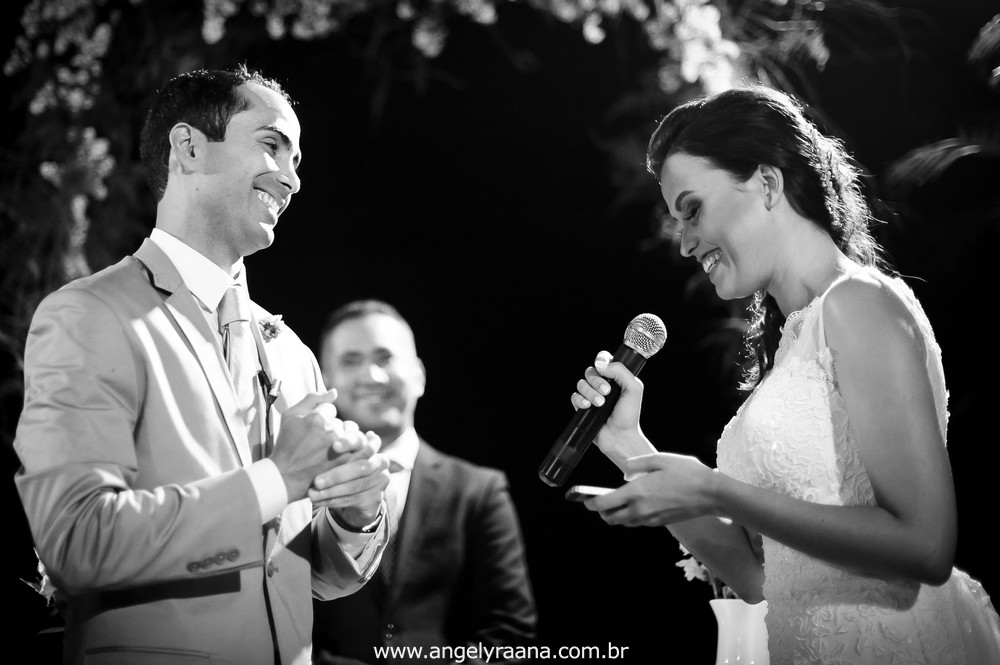 fotografias dos votos da cerimônia de casamento  da entrada do noivo celebrado na Guarderya Beach Club de estilo folk que fica em Niterói RJ da Raquel e Vinícius que foi celebrado no fim de tarde