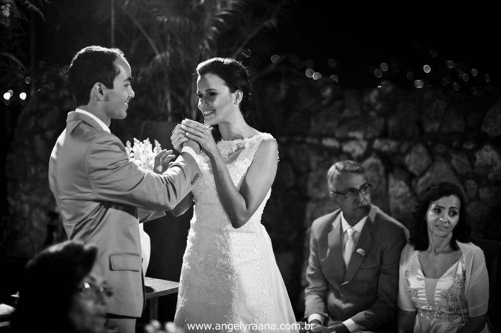 fotografias dos votos da cerimônia de casamento  da entrada do noivo celebrado na Guarderya Beach Club de estilo folk que fica em Niterói RJ da Raquel e Vinícius que foi celebrado no fim de tarde