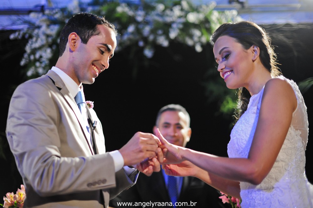 fotografias dos votos da cerimônia de casamento  da entrada do noivo celebrado na Guarderya Beach Club de estilo folk que fica em Niterói RJ da Raquel e Vinícius que foi celebrado no fim de tarde